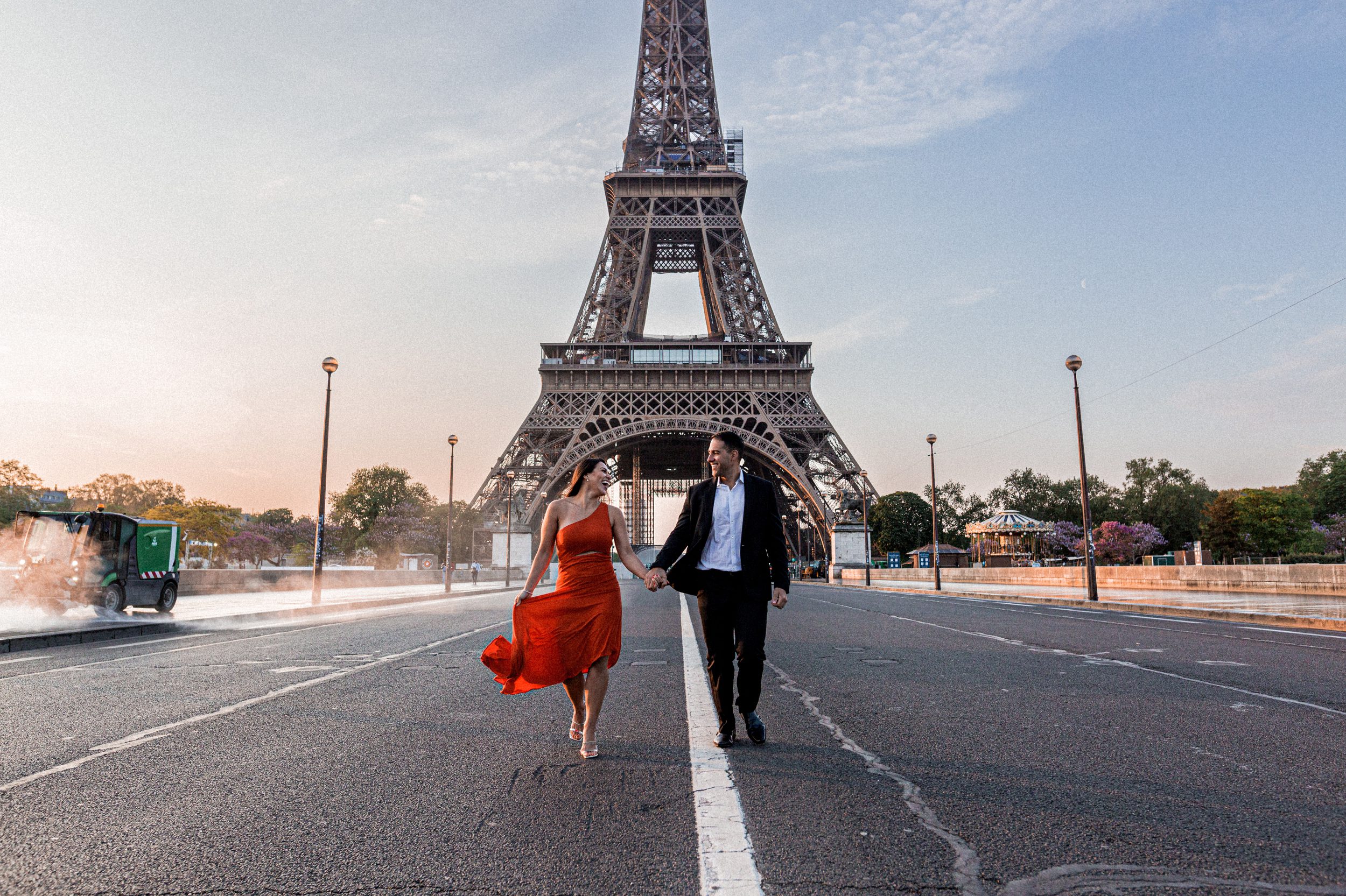 Fotoshooting Paris. Paarshooting am frühen Morgen auf leerer Straße vor dem Eiffelturm.