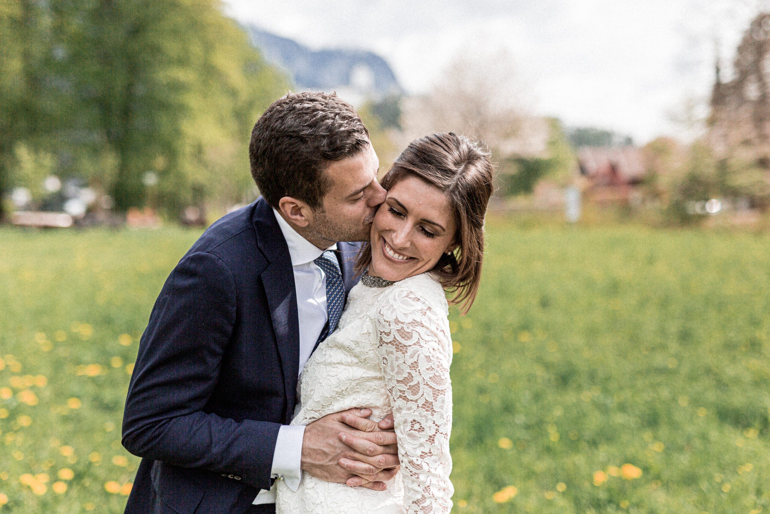 Standesamtliche Hochzeit Aschau im Chiemgau.. Fröhliches Brautpaarfotoshooting im Kurpark mit Blick auf die Burg Hohenaschau